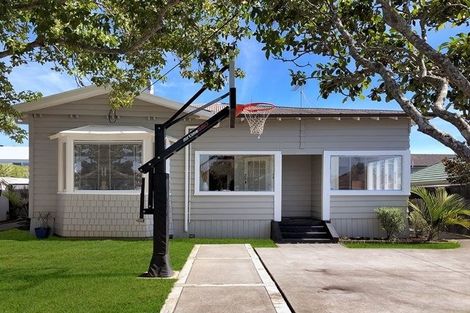 Photo of property in 1/1 Birkley Road, Bayswater, Auckland, 0622