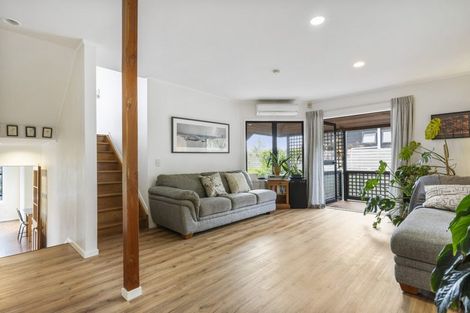 Photo of property in 2/36 Beulah Avenue, Rothesay Bay, Auckland, 0630