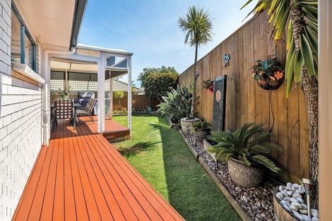 Photo of property in 98 Golfland Drive, Golflands, Auckland, 2013