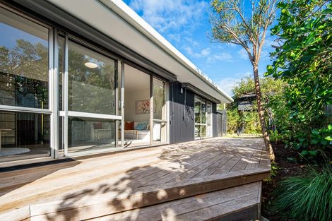 Photo of property in 2/5 Hanlon Crescent, Narrow Neck, Auckland, 0624