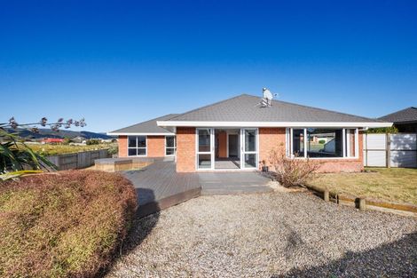 Photo of property in 20 Johnstone Drive, Fitzherbert, Palmerston North, 4410