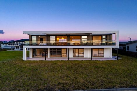 Photo of property in 21 Fred Carr Place, One Tree Point, 0118