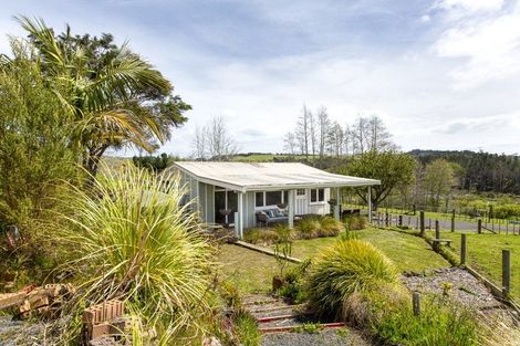 Photo of property in 2247 South Head Road, South Head, Helensville, 0874