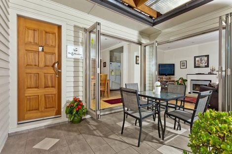 Photo of property in 212 East Coast Road, Forrest Hill, Auckland, 0620