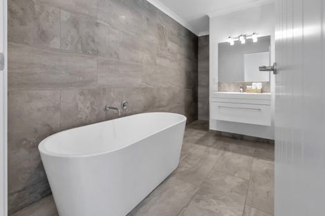 Photo of property in 7 Fred Carr Place, One Tree Point, 0118