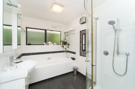 Photo of property in 49 Schnell Drive, Kelvin Grove, Palmerston North, 4414