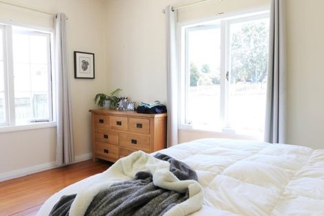 Photo of property in 95 Stanley Point Road, Stanley Point, Auckland, 0624