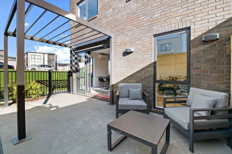 Photo of property in 2/529g Massey Road, Mangere, Auckland, 2022