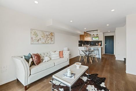 Photo of property in 2/19 Trias Road, Totara Vale, Auckland, 0629