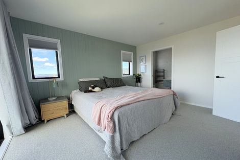 Photo of property in 37 Boeing Way, Newlands, Wellington, 6037