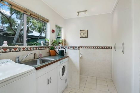 Photo of property in 5 Meanda Gardens, Sunnyhills, Auckland, 2010