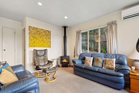 Photo of property in 2/30 Sunset Road, Unsworth Heights, Auckland, 0632
