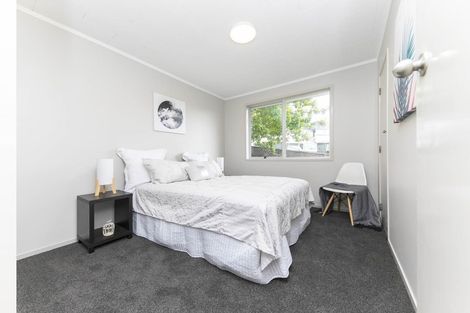 Photo of property in 35 Kemp Road, Massey, Auckland, 0614