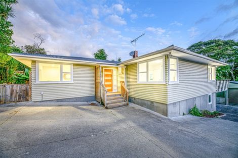 Photo of property in 8 Thuja Street, Green Bay, Auckland, 0604