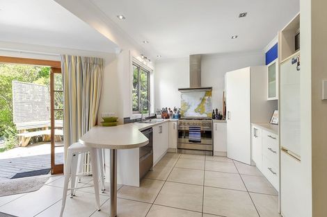 Photo of property in 9 Albemarle Road, Northland, Wellington, 6012