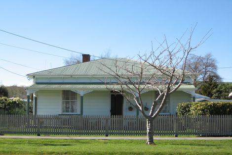 Photo of property in 40 Paraekaretu Street, Hunterville, 4730