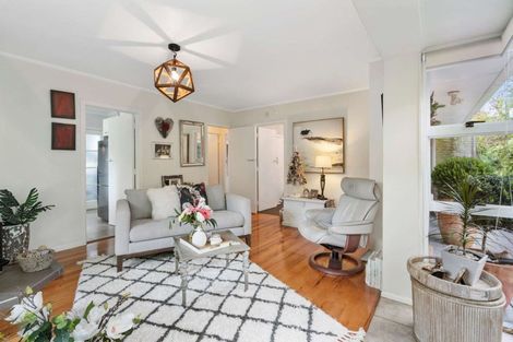 Photo of property in 1/20 Saint Peters Street, Northcote, Auckland, 0627