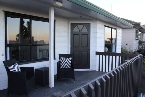 Photo of property in 1/17 Kupari Place, Totara Vale, Auckland, 0629