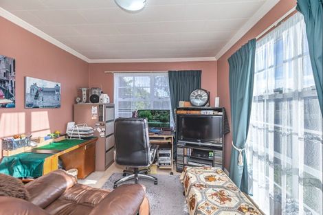 Photo of property in 2 Avon Street, Levin, 5510