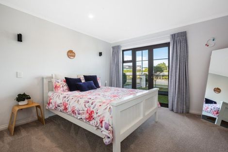 Photo of property in 88 Queen Charlotte Drive, Aotea, Porirua, 5024