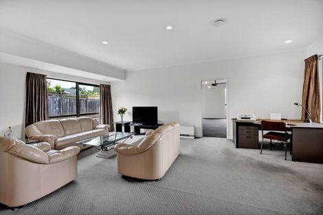 Photo of property in 3b Larsen Place, Merrilands, New Plymouth, 4312