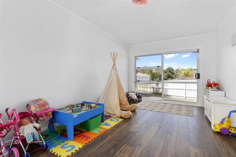 Photo of property in 2/47 Sungrove Rise, Sunnyvale, Auckland, 0612