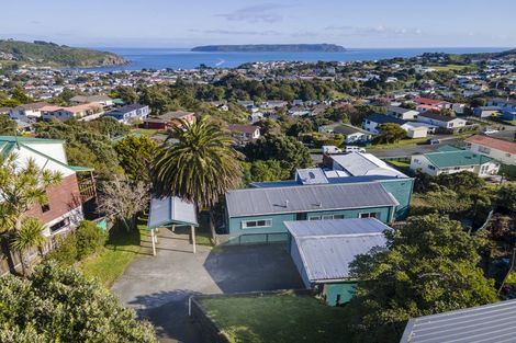 Photo of property in 129 Gloaming Hill, Titahi Bay, Porirua, 5022