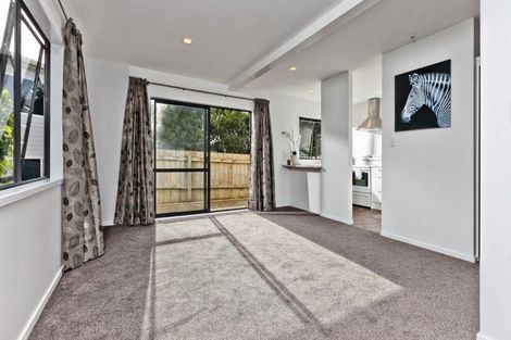 Photo of property in 1/5 Kilham Avenue, Northcote, Auckland, 0627