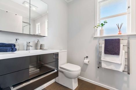 Photo of property in 5 Toatoa Place, Mangere Bridge, Auckland, 2022