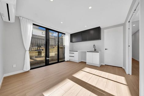 Photo of property in 28 Roxborough Place, East Tamaki Heights, Auckland, 2016