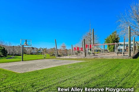 Photo of property in 4/19 Trias Road, Totara Vale, Auckland, 0629