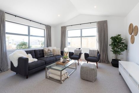 Photo of property in 21 Vogwill Road, Kumeu, 0810