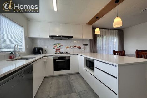 Photo of property in 15 Meadowood Drive, Unsworth Heights, Auckland, 0632