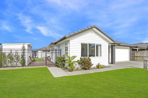 Photo of property in 4 Iwinuku Crescent, Wattle Downs, Auckland, 2103