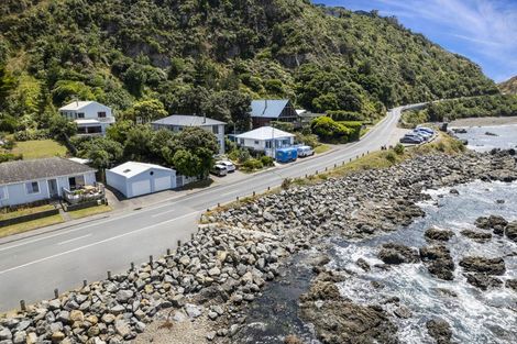 Photo of property in 61 Breaker Bay Road, Breaker Bay, Wellington, 6022