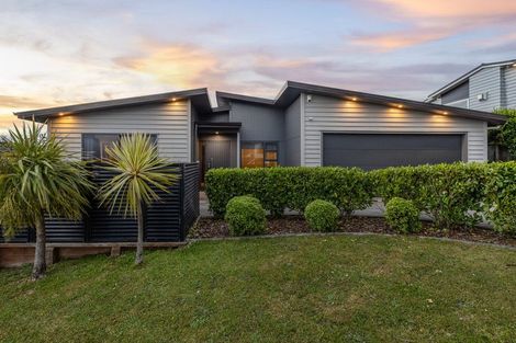 Photo of property in 154 Endeavour Drive, Whitby, Porirua, 5024