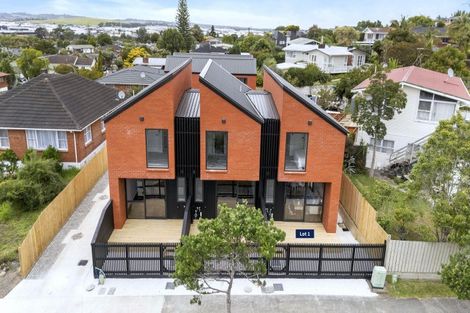 Photo of property in 121a Reeves Road, Pakuranga Heights, Auckland, 2010