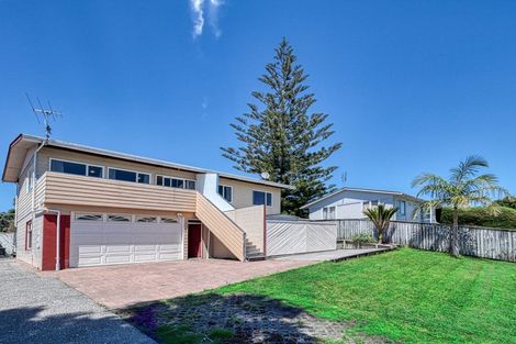Photo of property in 46 Farquhar Road, Glendene, Auckland, 0602