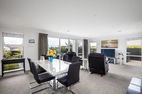 Photo of property in 1 Oakmont Crescent, Waiwhakaiho, New Plymouth, 4312