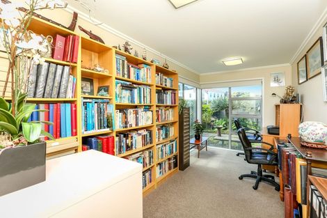 Photo of property in 2 Cutfield Road, New Plymouth, 4310