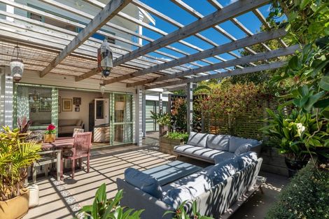 Photo of property in 2/13 Montgomery Avenue, Rothesay Bay, Auckland, 0630