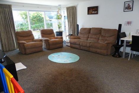 Photo of property in 11a Pinkerton Grove, Newlands, Wellington, 6037