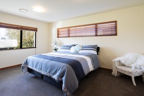 Photo of property in 33 Ruapehu Drive, Fitzherbert, Palmerston North, 4410