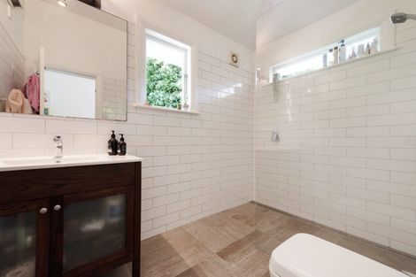 Photo of property in 115 Breaker Bay Road, Breaker Bay, Wellington, 6022