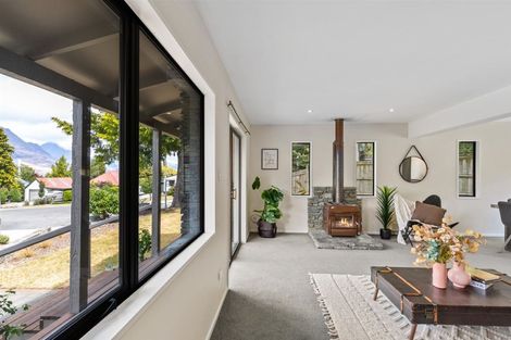 Photo of property in 9 Larch Court, Kelvin Heights, Queenstown, 9300