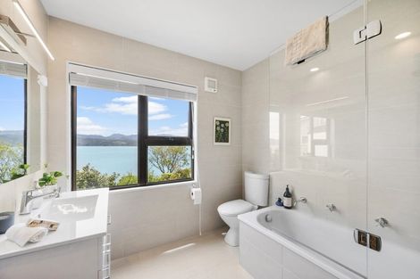 Photo of property in 38 Napier Street, Karaka Bays, Wellington, 6022