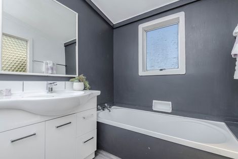 Photo of property in 10 Black Rock Road, Newlands, Wellington, 6037