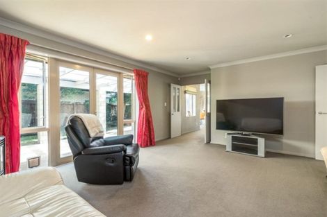 Photo of property in 6 Foresters Crescent, Parklands, Christchurch, 8083