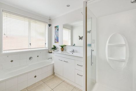 Photo of property in 33 Seabreeze Place, Papamoa Beach, Papamoa, 3118