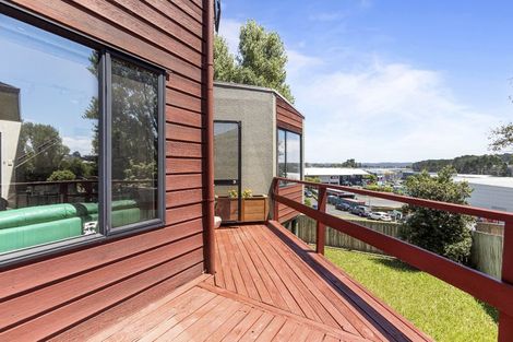 Photo of property in 2/10 Altair Place, Windsor Park, Auckland, 0632